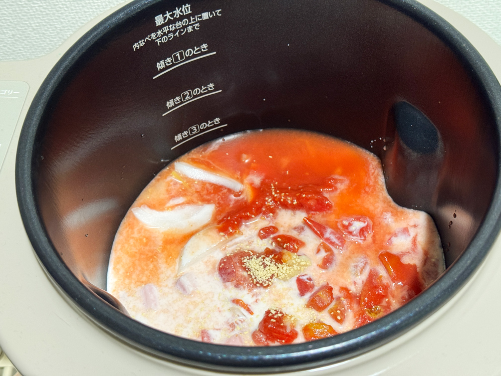 シェフドラムの内なべに入れたトマトクリームパスタの材料
