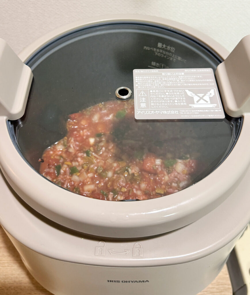 シェフドラムに材料を入れて調理を始めるところ