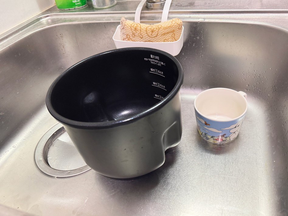 シェフドラムの内なべをシンクで洗っているところ