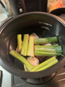 ホットクックの内鍋に下ごしらえした豚の角煮の材料を入れた状態
