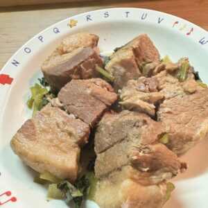 器に盛りつけられた豚の角煮