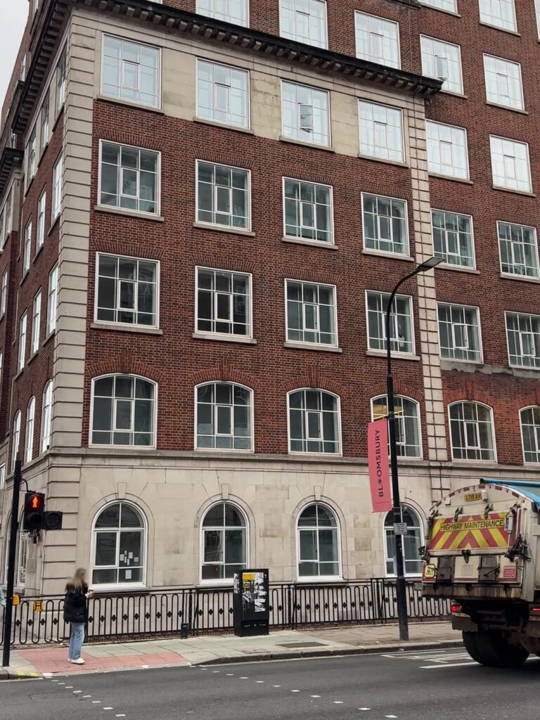 ラッセル・スクエア駅付近の交差点の街並みを写した風景写真