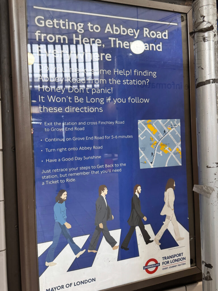 セント・ジョンズ・ウッド駅に掲示されていた、ビートルズのイラスト付きアビイ・ロードへの案内ポスターの写真