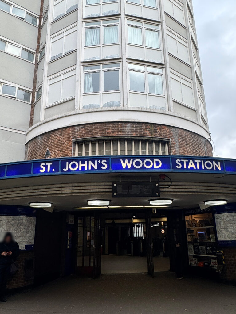 セント・ジョンズ・ウッド駅の外観を撮影した写真。アビイ・ロード最寄り駅として知られる