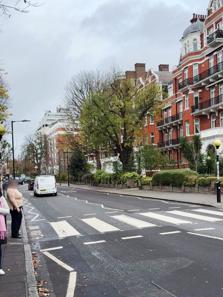 ロンドンのアビイ・ロードにある有名な横断歩道を撮影した写真。ビートルズのジャケットで知られる場所