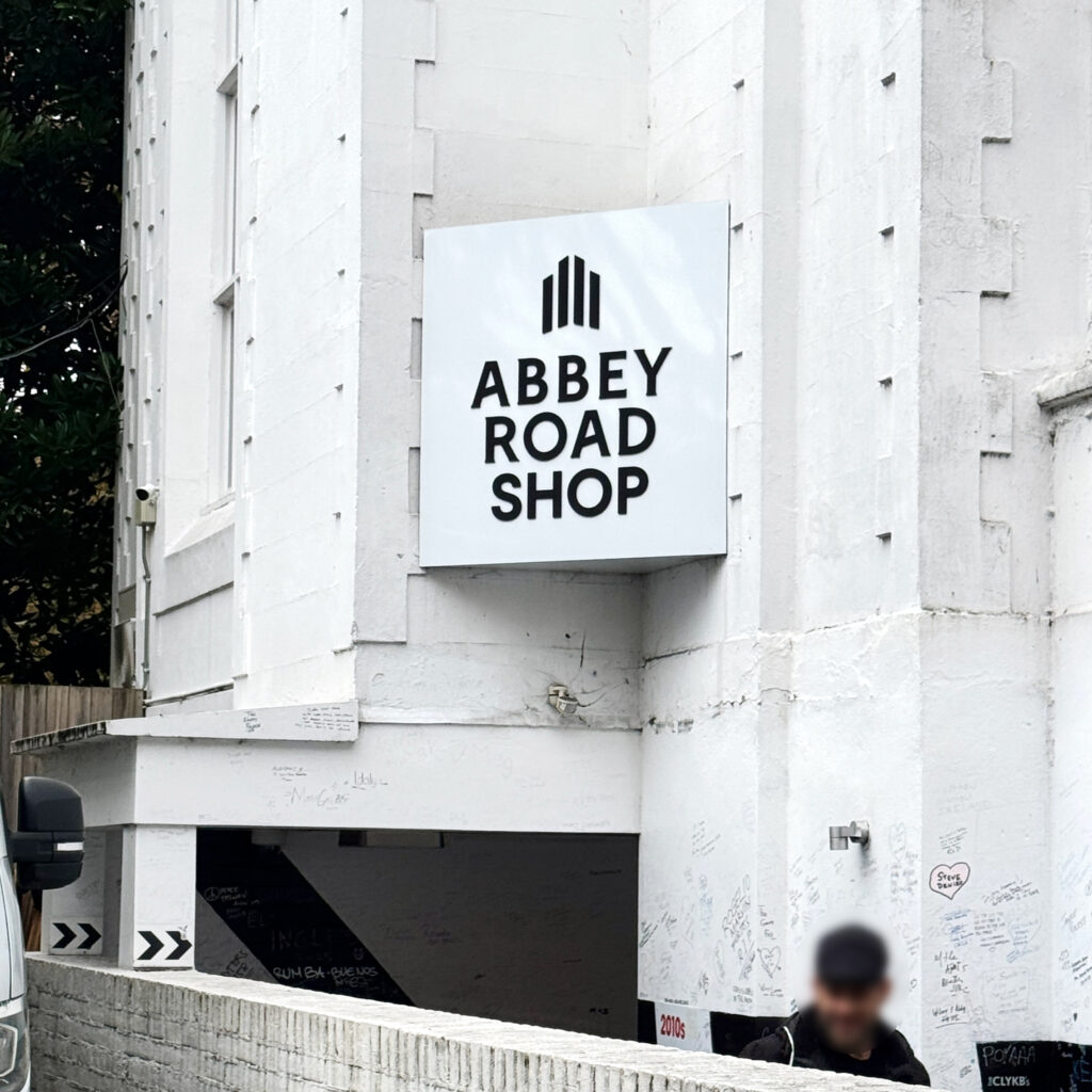 アビイ・ロードショップの店舗入り口に掲げられた看板の写真。ビートルズグッズを販売している公式ショップ