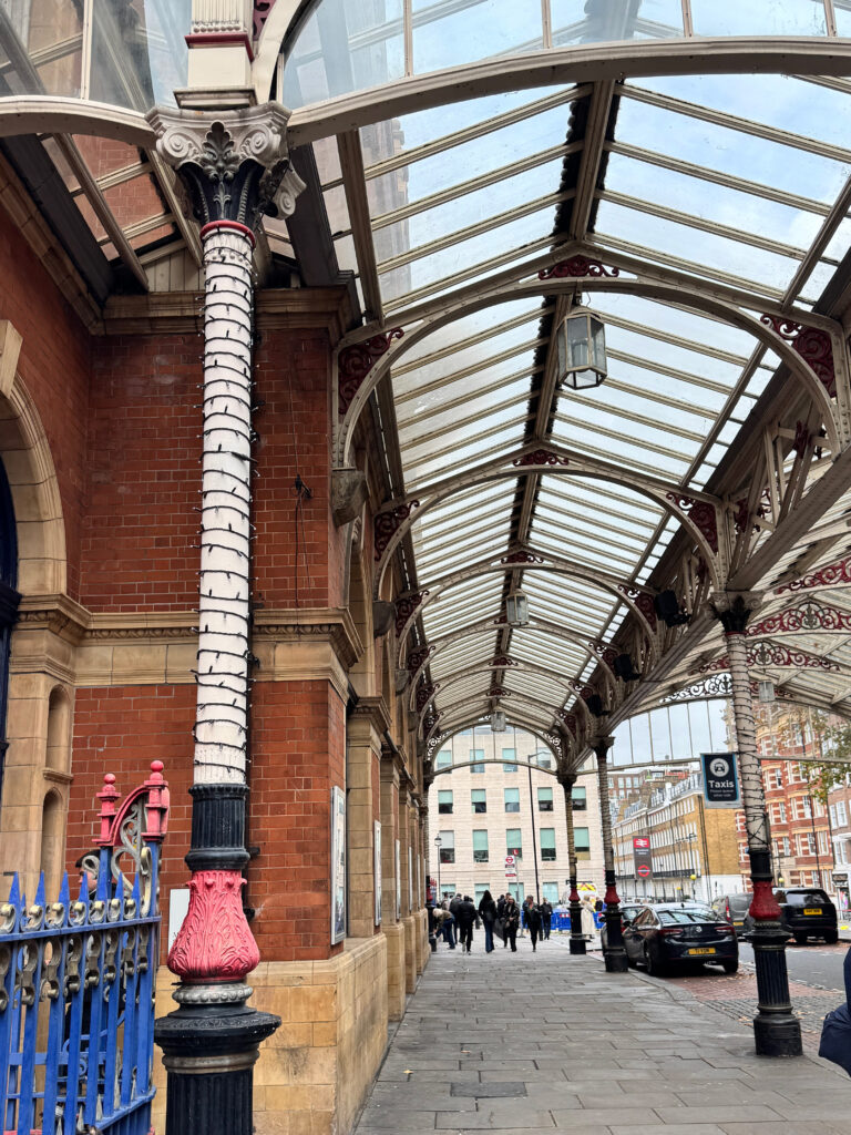 映画『ビートルズがやってくるヤァ!ヤァ!ヤァ!』に登場したメアリルボーン駅の外観