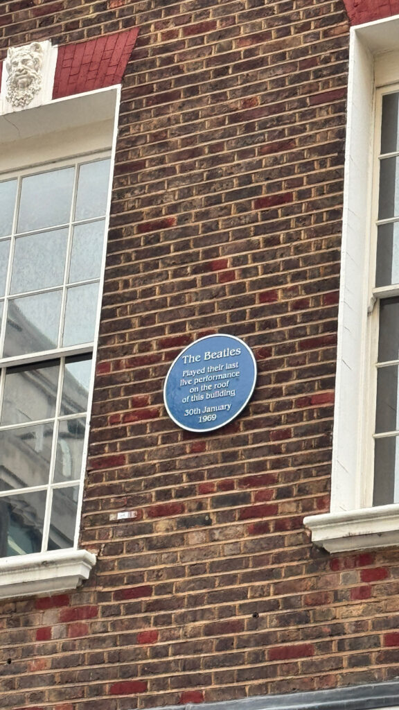 サヴィル・ロウの旧アップルビルに掲げられたThe Beatlesの看板