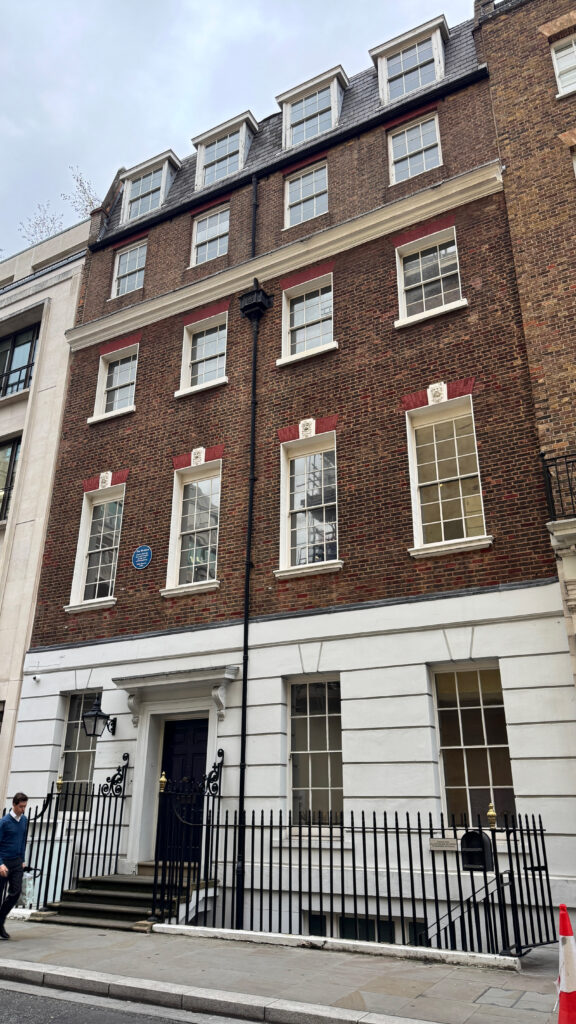 ビートルズが最後の公開ライブ「ルーフトップ・コンサート」を行ったことで有名な Apple Corps 本社（旧アップルビル）外観