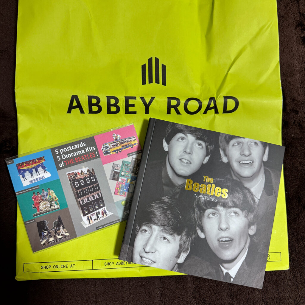 Abbey Road Shopで購入したビートルズ関連グッズの写真。書籍・ポストカード・ジオラマキットのセット
