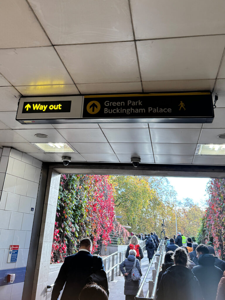 地下鉄グリーン・パーク駅の出口から見える風景