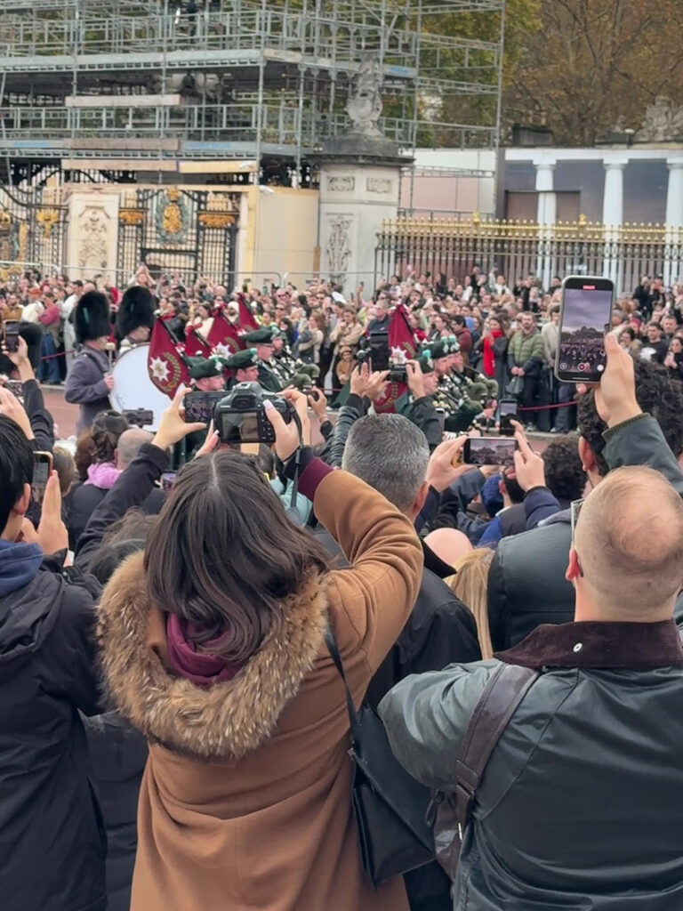 カラフルな装飾の制服を着た衛兵が行進している様子
