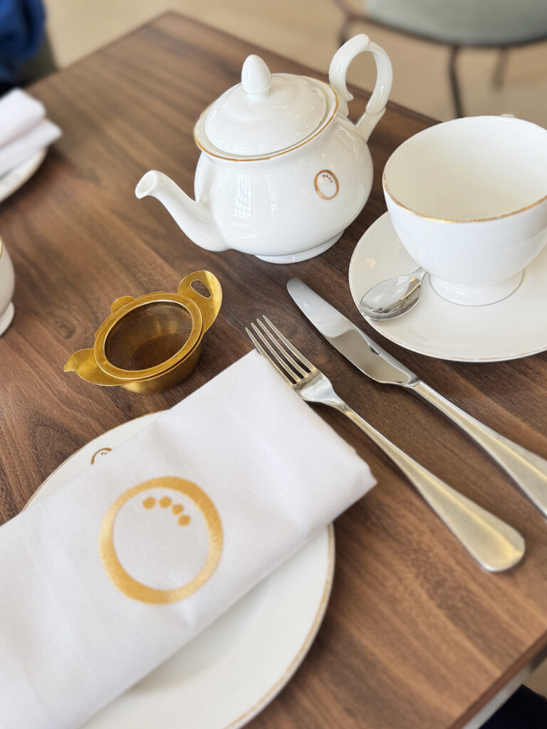 アフタヌーンティー用のクラシックなティーセット