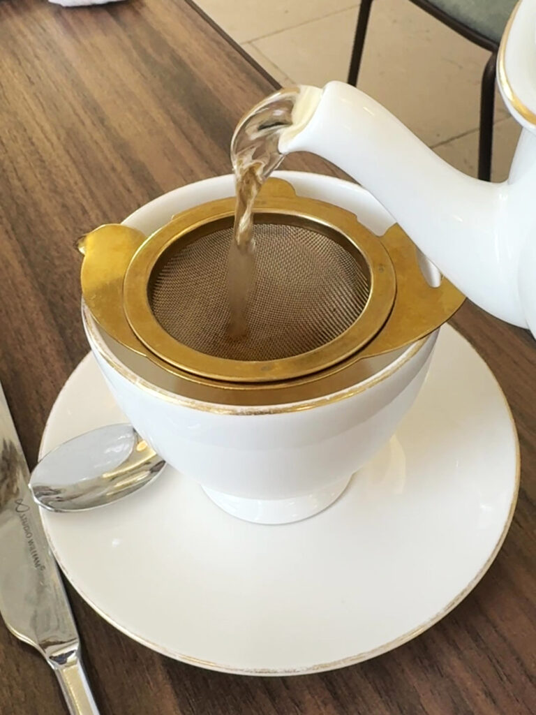 ポット、カップ&ソーサーなど細部まで美しいティーセット。ティータイムの始まりを感じさせてくれました。