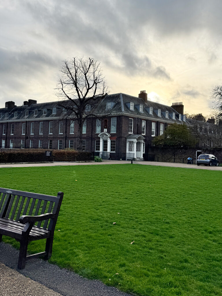 オランジェリーから見たケンジントン宮殿外観