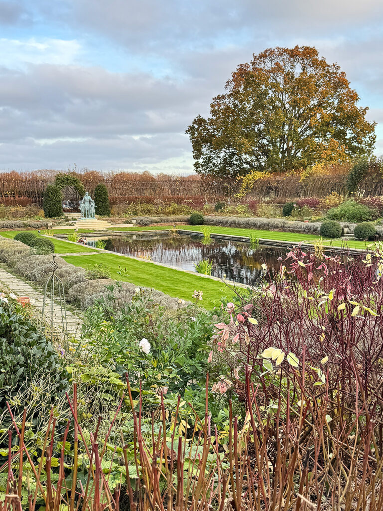 11月のハイド・パーク、葉が落ちた木々が立ち並ぶ晩秋の風景