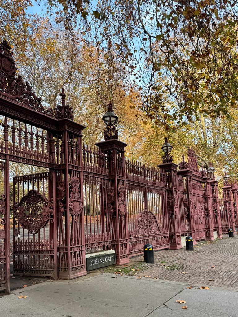 ハイド・パークのクラシックな門構え