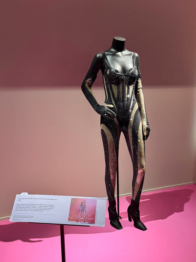 V&A博物館に展示されているデュア・リパのステージ衣装