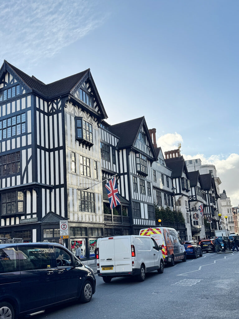 リバティ・ロンドンの外観を少し離れて撮影