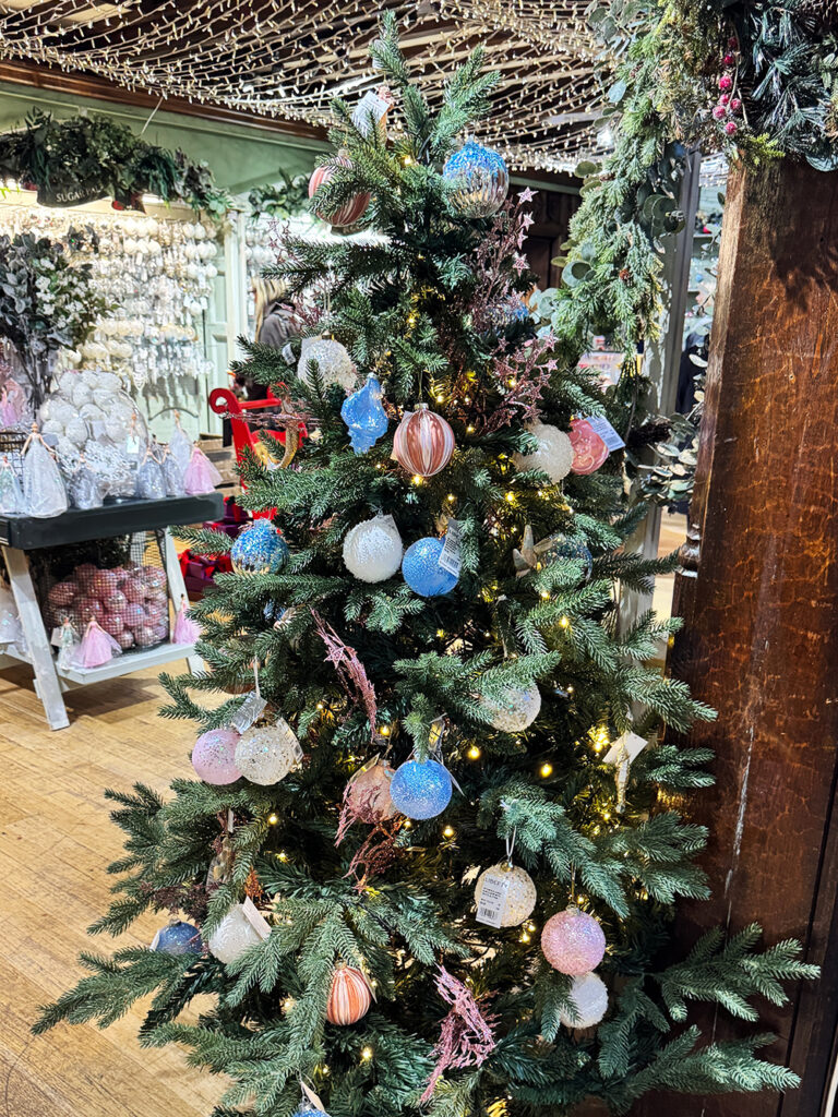 リバティ内も飾られたクリスマスツリー