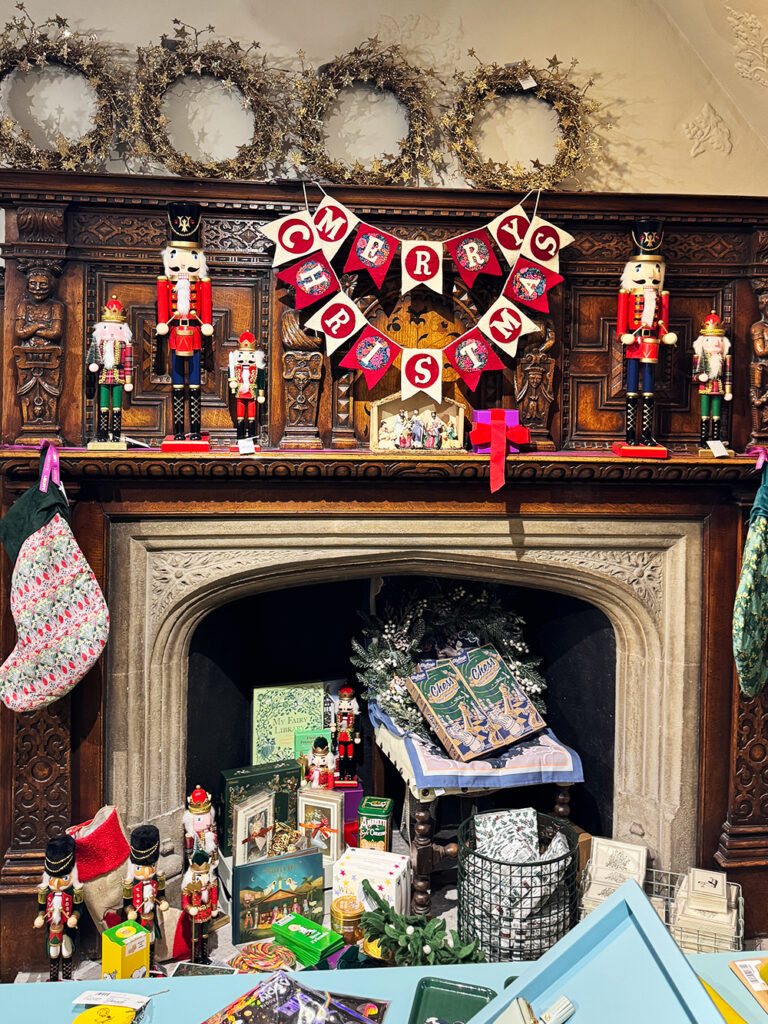店内各所に飾られたクリスマスのオーナメント