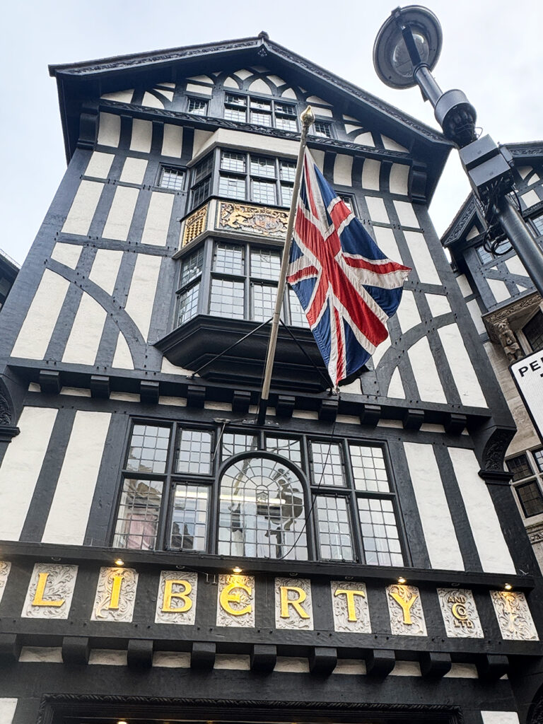 リバティの外観を下から見上げて撮影した写真