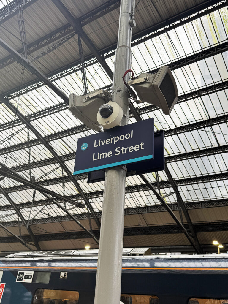 リバプール・ライムストリート駅のプラットフォームにある駅名看板