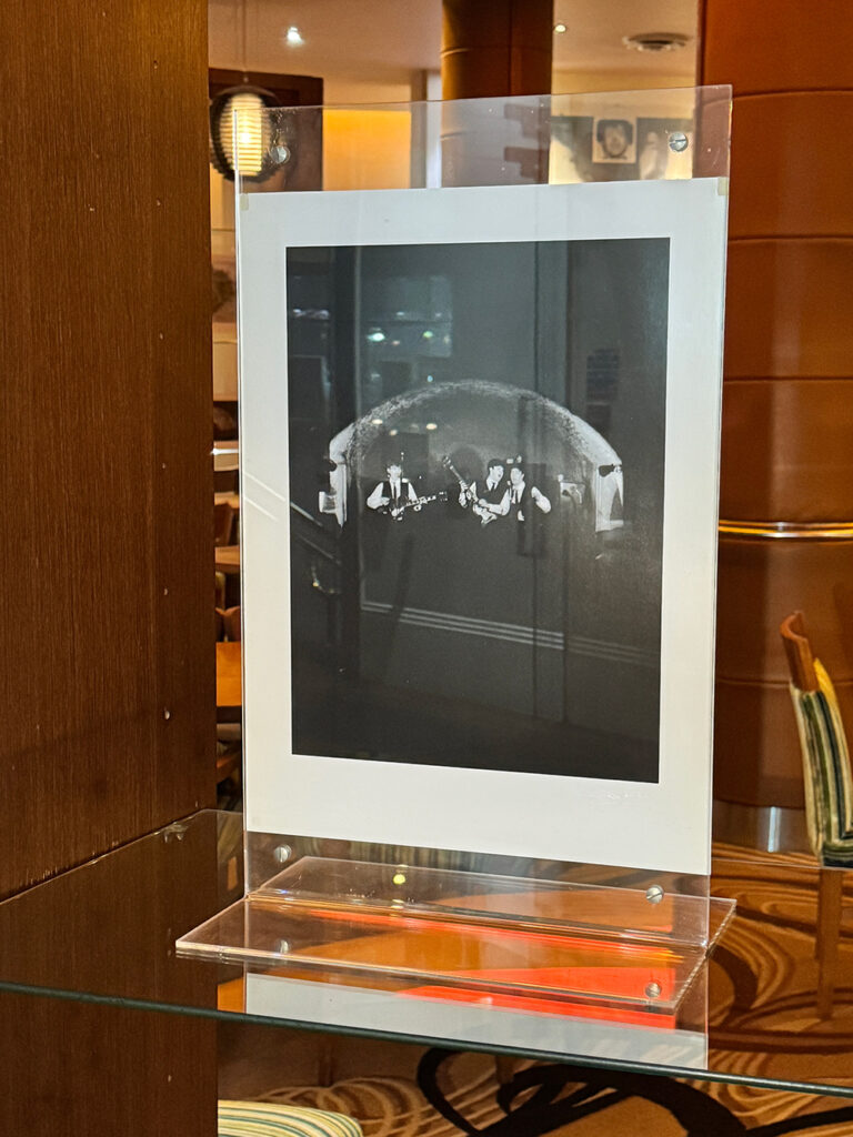 ハードデイズナイトホテル内に展示されている別デザインのビートルズポスター