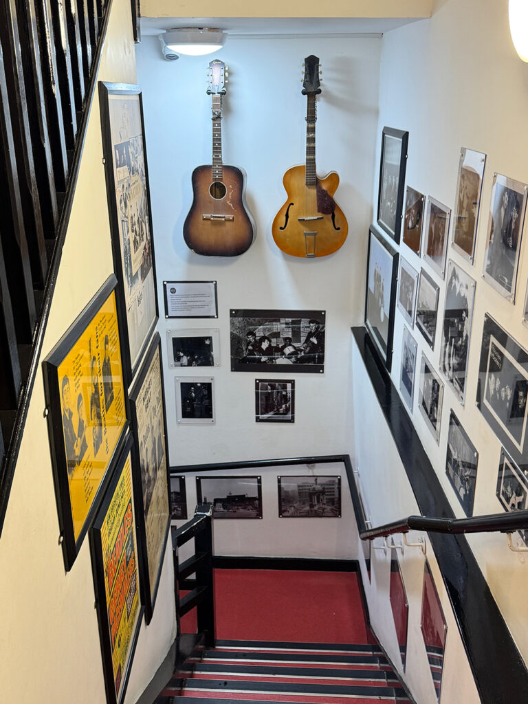 ビートルズミュージアム館内にある階段