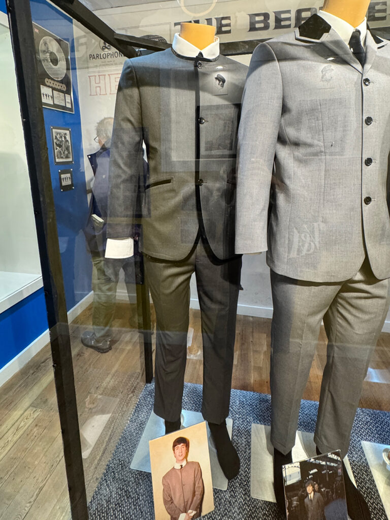 ビートルズが着用していた衣装の展示