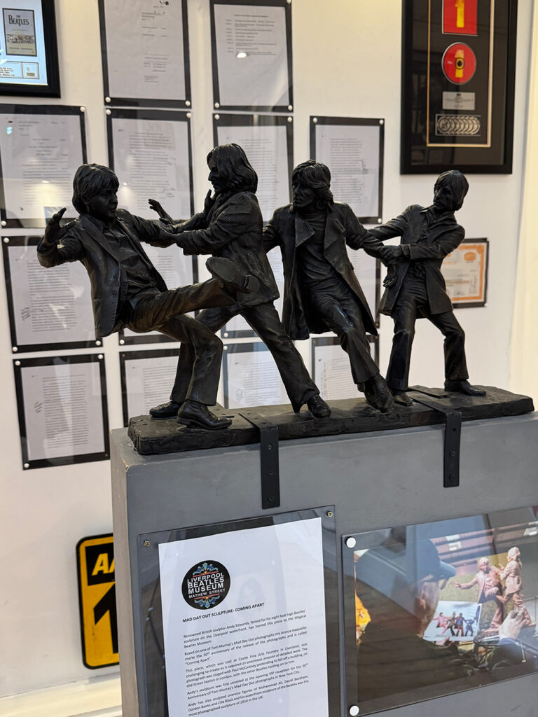 ビートルズミュージアム館内に展示されているビートルズの像