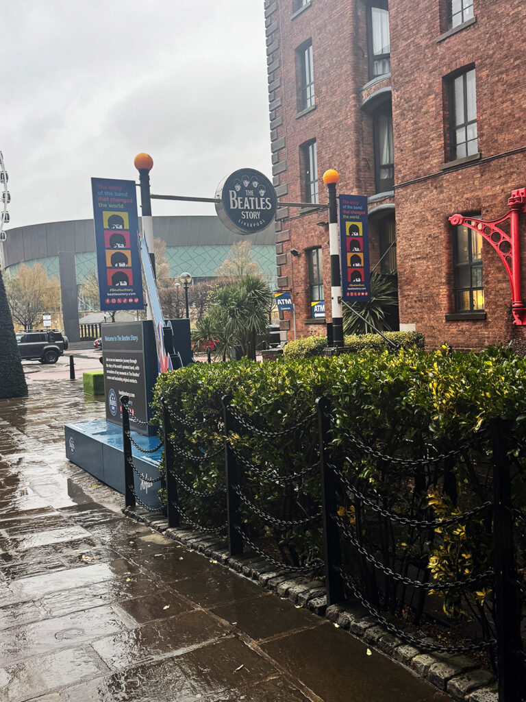 リバプールのアルバート・ドックにあるTHE BEATLEES STORYの外観