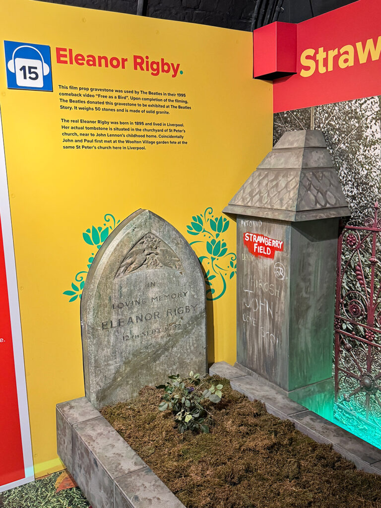 THE BEATLEES STORY内に展示されているEleanor Rigbyのオブジェ