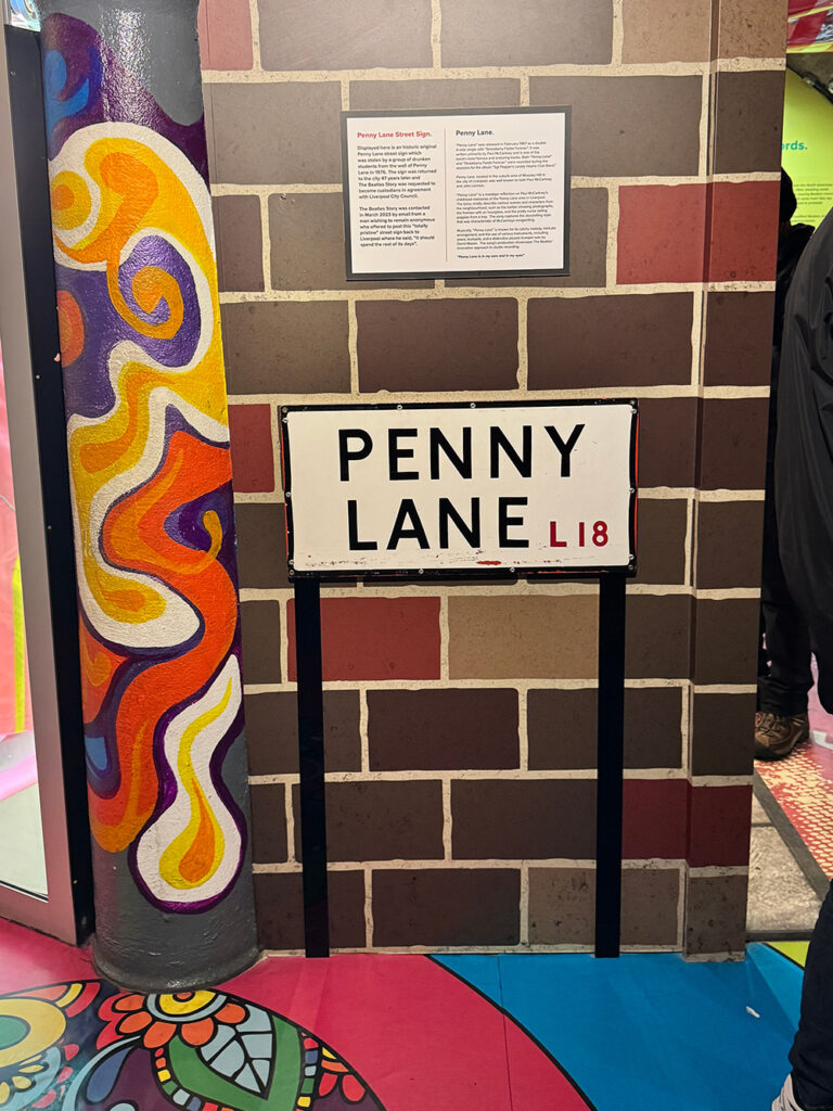 THE BEATLEES STORY内に展示されているPENNY LANEの看板