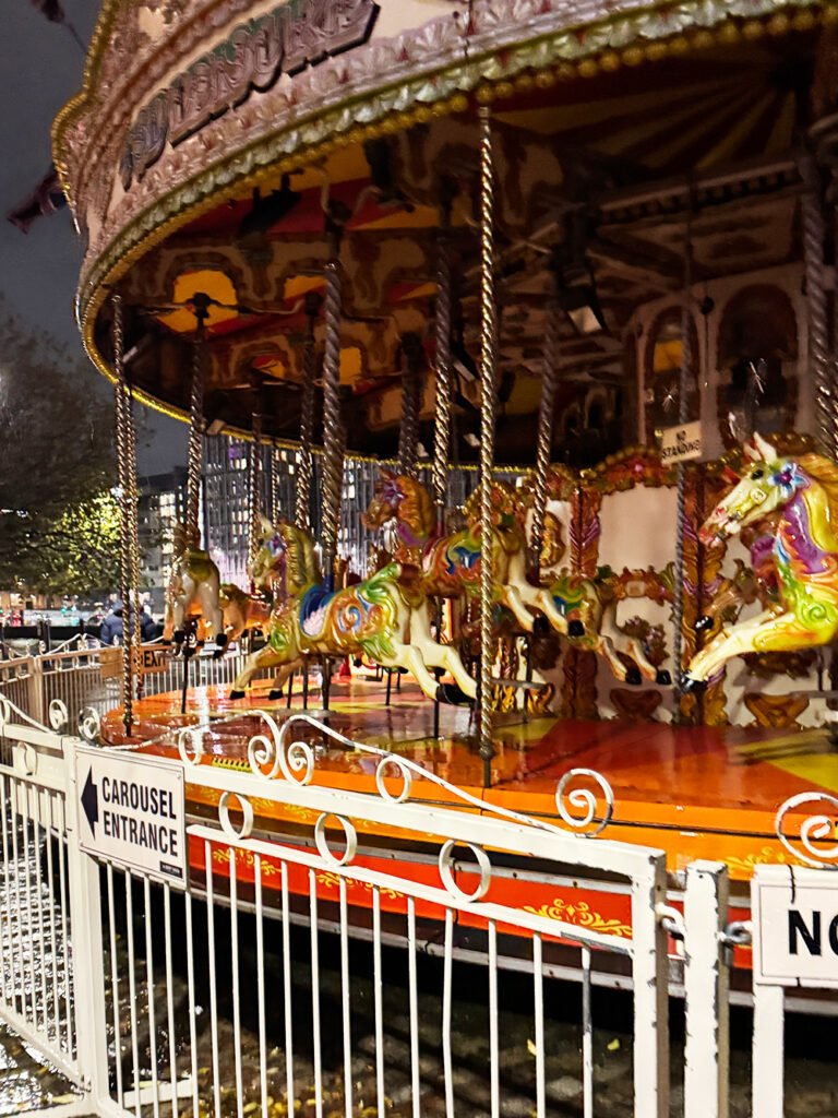 アルバート・ドック近くに設置されたメリーゴーランド