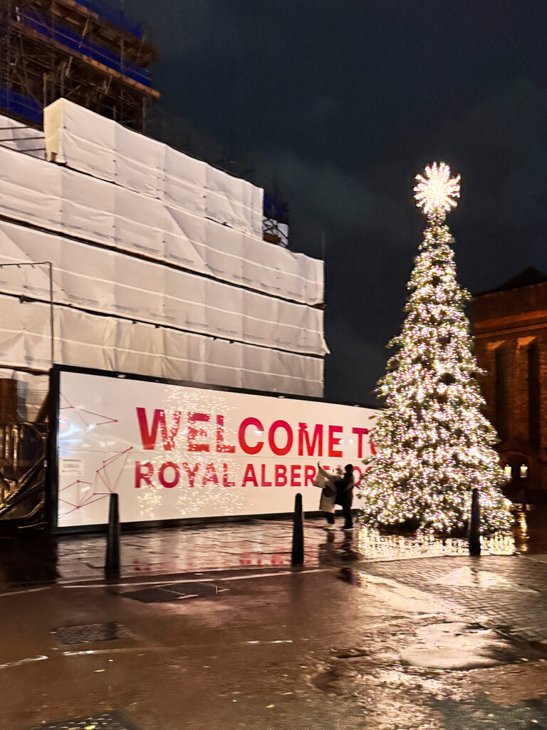 アルバート・ドックと書かれた壁のサインとクリスマスツリー