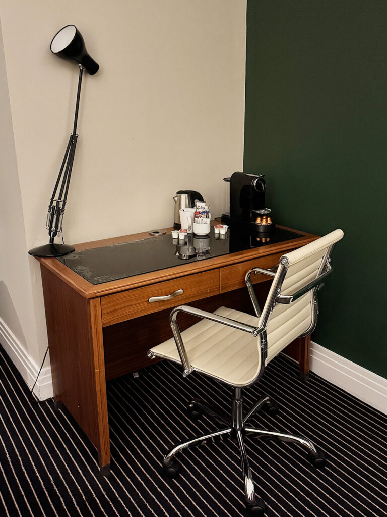 HARD DAYS NIGHT HOTELの客室にあるデスク