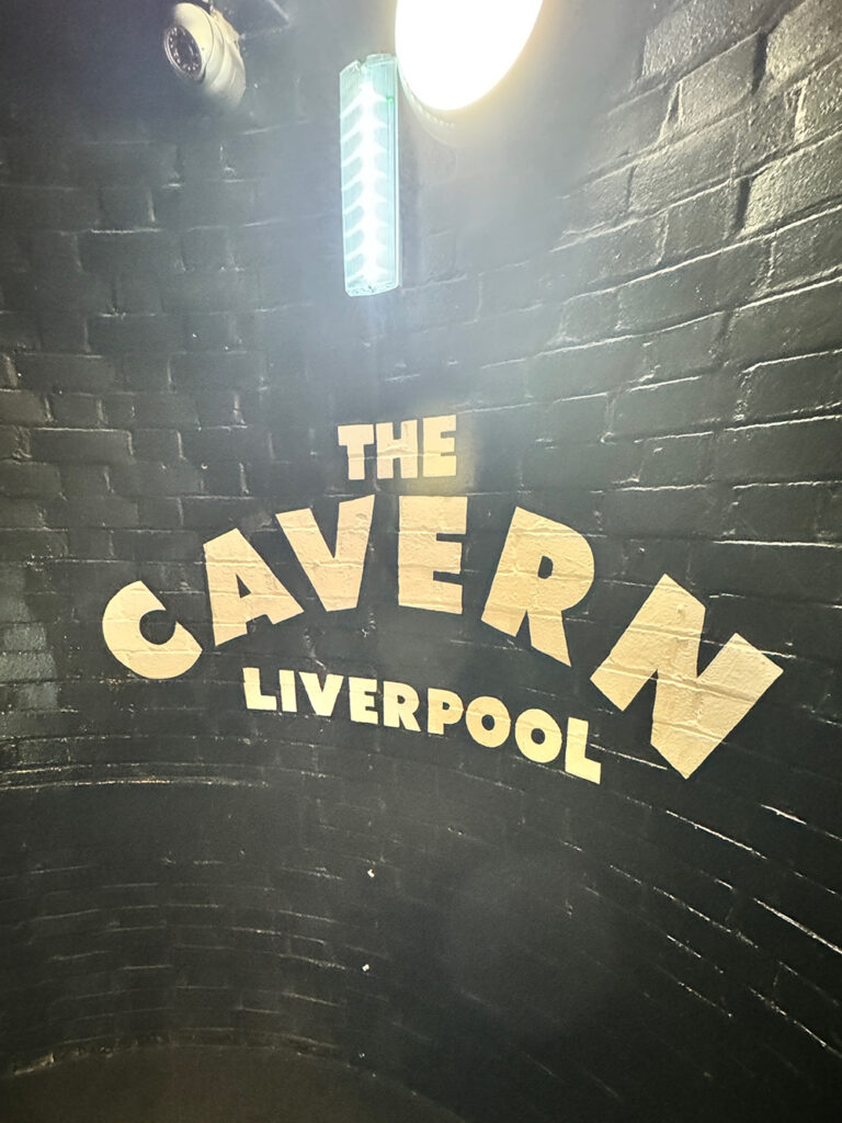 CAVERN CLUBの壁に描かれたロゴ