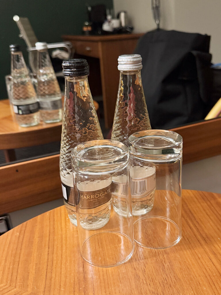 HARD DAYS NIGHT HOTELの客室に用意されていたボトルウォーター