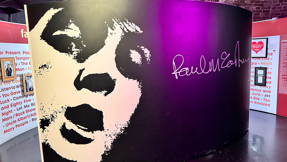 THE BEATLES STORY内の解散後展示にあるポール・マッカートニーのブース