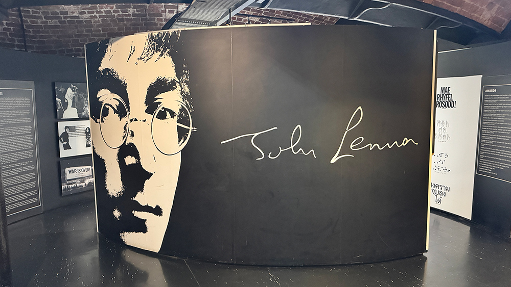 THE BEATLES STORY内の解散後展示にあるジョン・レノンのブース