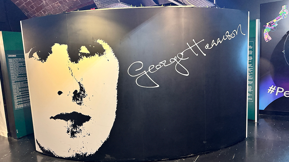 THE BEATLES STORY内の解散後展示にあるジョージ・ハリスンのブース