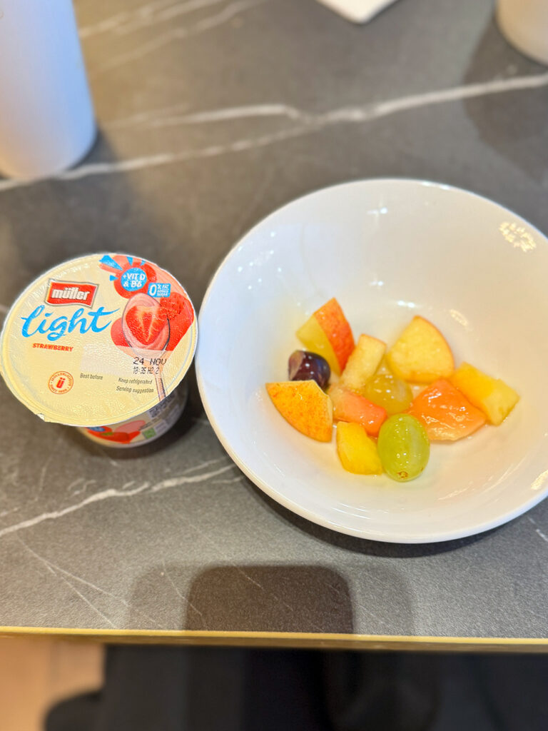 ハード・デイズ・ナイト・ホテルの朝食ビュッフェで盛り付けたフルーツとヨーグルト