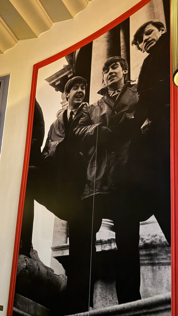 ハード・デイズ・ナイト・ホテルの階段に展示されたビートルズの巨大パネル写真
