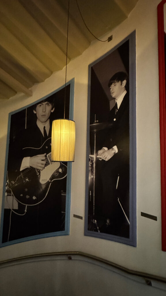 ハード・デイズ・ナイト・ホテルの階段に展示されたビートルズの巨大パネル写真