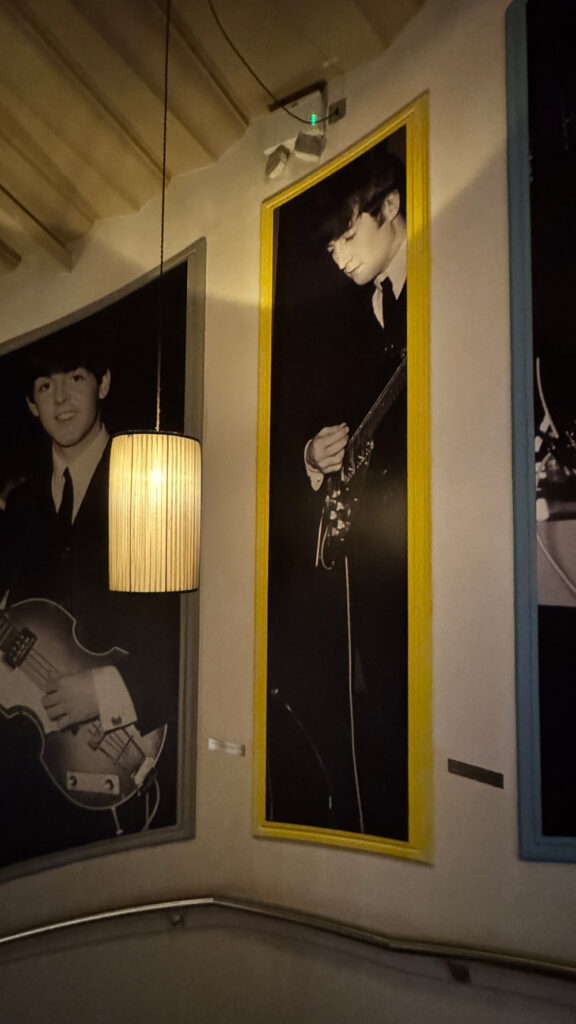 ハード・デイズ・ナイト・ホテルの階段に展示されたビートルズの巨大パネル写真