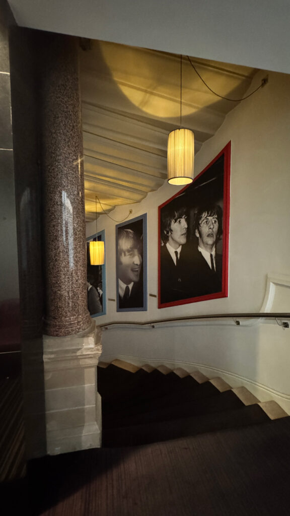 ハード・デイズ・ナイト・ホテルの階段に展示されたビートルズの巨大パネル写真