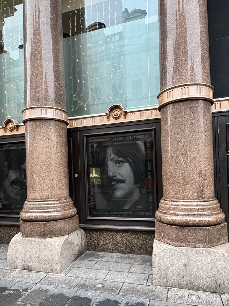 ハード・デイズ・ナイト・ホテル外観に掲げられたリンゴ・スターの写真