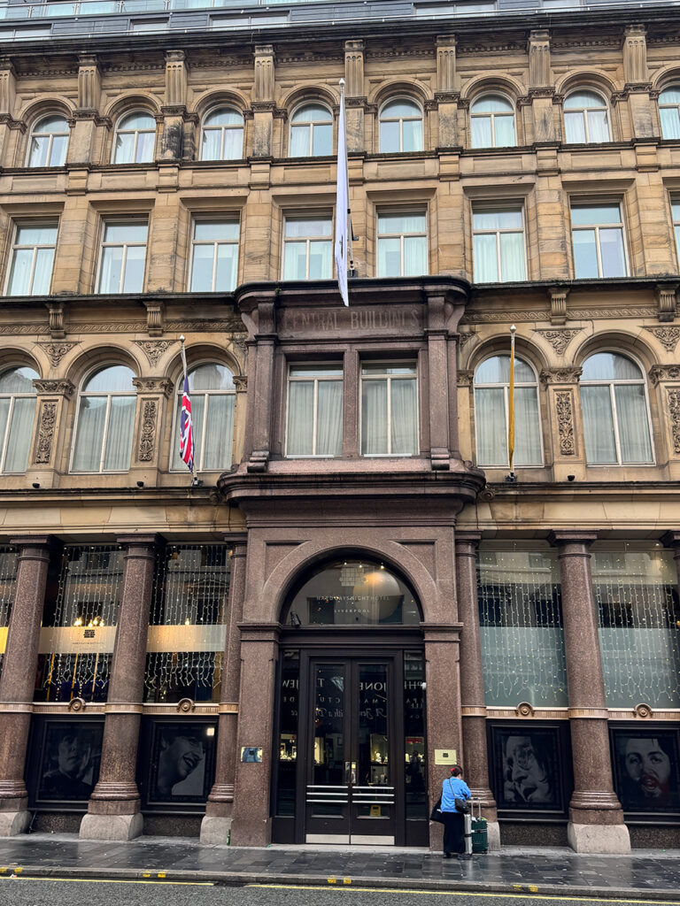 リバプール中心部にあるハード・デイズ・ナイト・ホテルの外観を少し離れた場所から撮影した様子