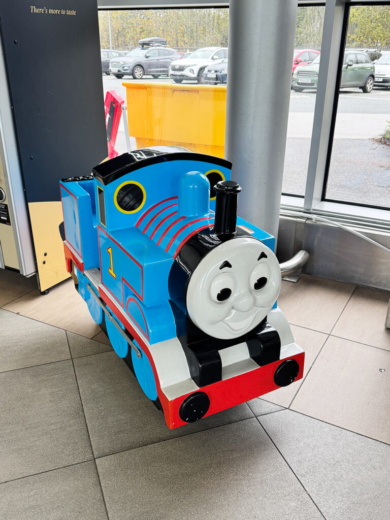 リバプール・サウス・パークウェイ駅に設置された機関車トーマスのオブジェ